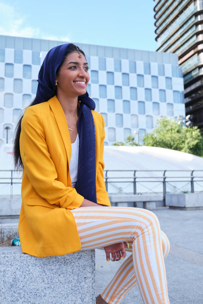 一位年轻的印度女商人在户外微笑的肖像。图片下载