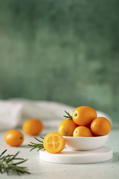 大的成熟多汁的金橘果实放在一个白色的碗里图片下载