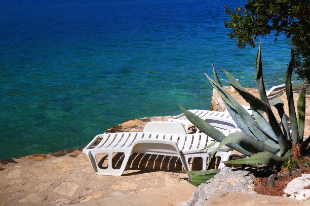 沙滩上的躺椅图片下载