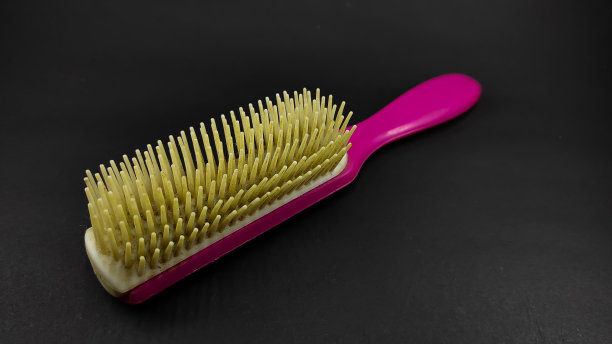 白色和粉红色的梳子照片图片下载