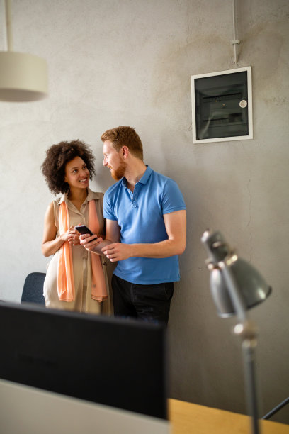 一群快乐友好的多民族商务人士有乐趣，一起在办公室工作图片下载