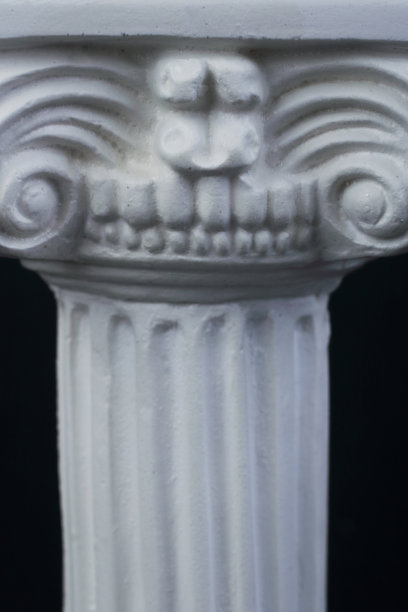 黑色背景上孤立的白色古柱图片下载