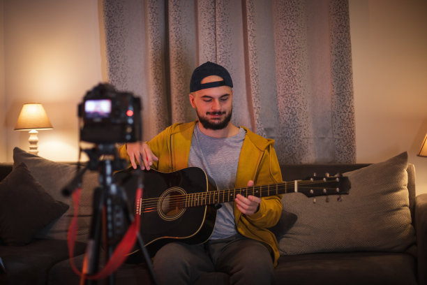 年轻人录制在线吉他课视频教程图片下载