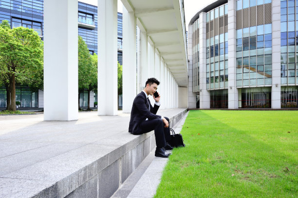 一个男人坐在台阶上讲电话图片下载