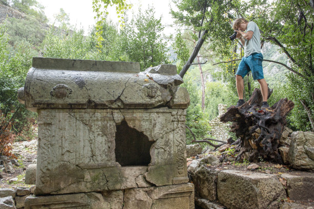 年轻人在森林里拍摄石棺图片下载