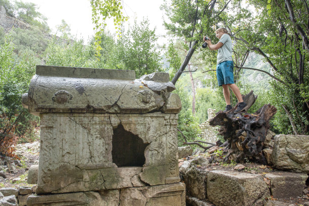 年轻人在森林里拍摄石棺图片下载