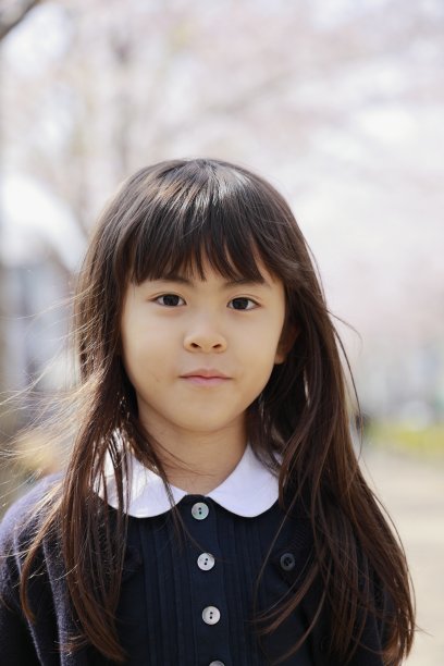 日本女孩和樱花(7岁)图片下载