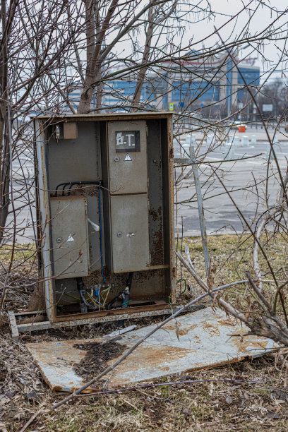 俄罗斯莫斯科——2022年4月14日:旧的打开的电气箱图片下载
