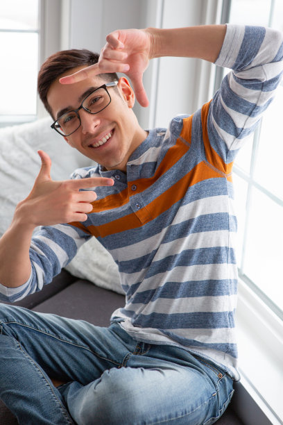 英俊的年轻成人手指框架图片下载