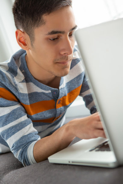 年轻人在家使用笔记本电脑图片下载