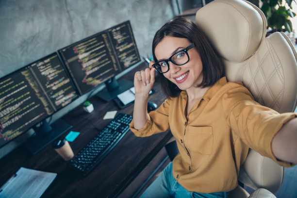 肖像积极专业编辑自拍手触摸眼镜坐在椅子办公室房间室内图片下载