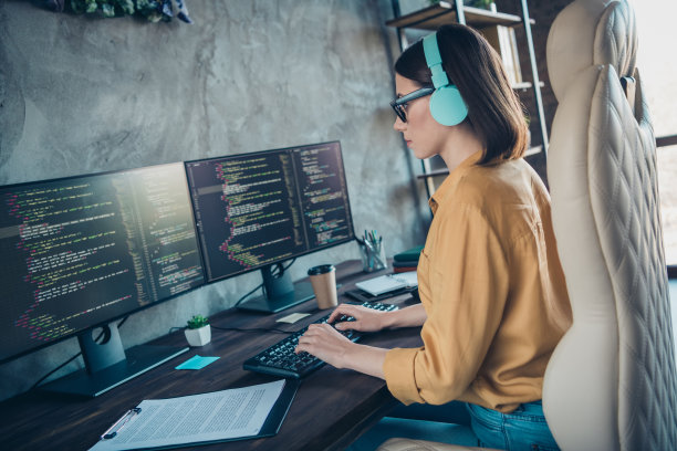 头像严肃的智能网页设计师坐在椅子上键盘写编辑数据库工作场所里面图片下载