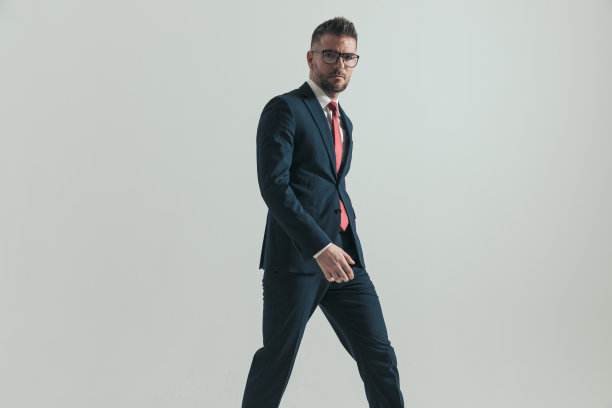 侧视图优雅的男子在他的40岁的眼镜走路图片下载