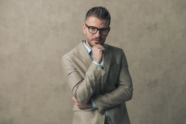 商人双臂交叉，看着我们的眼睛图片下载