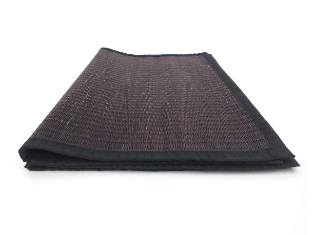 封闭折叠的黑色餐垫隔离。在白色背景上堆叠的黑色trivets的透视视图。家庭用品和家居装饰。图片下载
