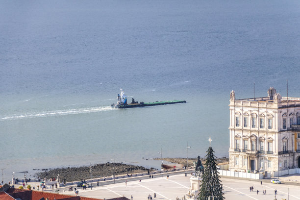 Praca do Comercio广场位于葡萄牙首都里斯本，面向海港，是葡萄牙最大的广场之一图片下载