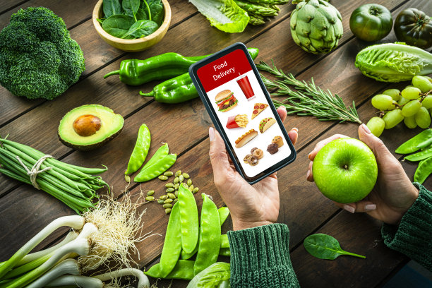 在健康食品和不健康食品之间做出选择图片下载