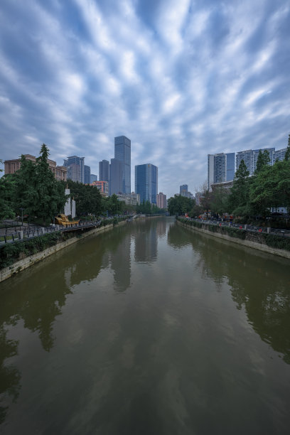 成都河畔城市天际线阴天清晨图片下载