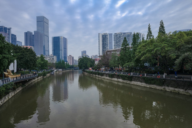 成都河畔城市天际线阴天清晨图片下载