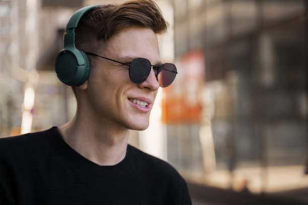 城里戴着耳机的金发帅哥图片下载