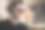 城里戴着耳机的金发帅哥图片下载
