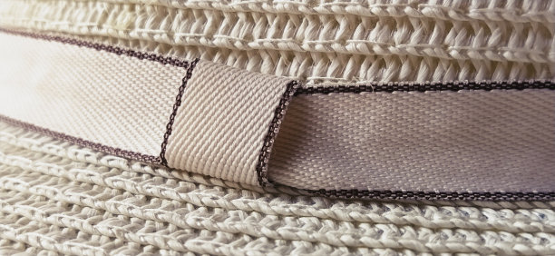 帽子的饰带。头饰头饰上的带子或装饰草帽特写。旅游休闲主题。暑假图片下载