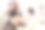 跨国商人和女商人坐在桌子旁，用手机正面相机拍照，而在办公室一起工作，隔离图片下载