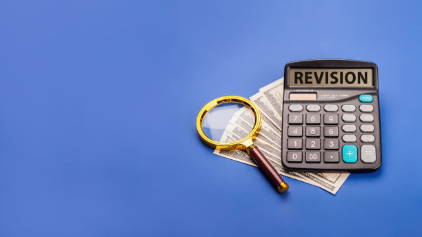 带单词REVISION的放大镜。文字书写文本Revis图片下载