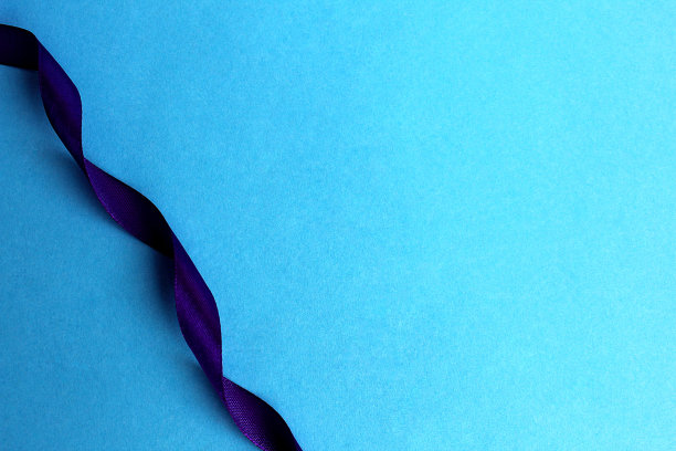 深蓝色缎带在蓝色背景与文字空间。图片下载