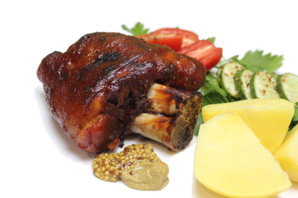 烤肉和蔬菜放在盘子里。图片下载