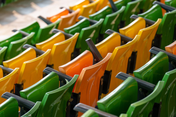 空的塑料体育场的座位在足球场的竞技场图片下载