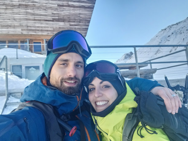 一对年轻情侣在滑雪旅行中自拍图片下载