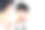 美丽的年轻亚洲女性涂口红在嘴上红润，美丽的女孩看着镜子化妆化妆品与嘴唇优雅，化妆与性感的女性，皮肤护理和健康的概念。图片下载