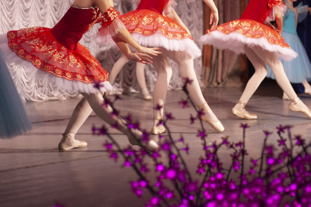 芭蕾舞演员在舞台上。舞者表演芭蕾舞。图片下载