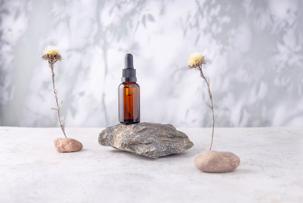 瓶与血清移液管，石头和干花的背景与阴影，选择性聚焦图片下载