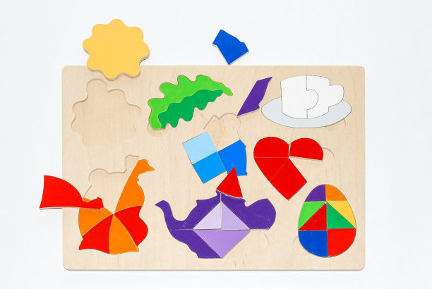 木制婴儿玩具，儿童孤立在白色背景。各种主题的马赛克。图片下载