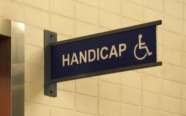 卫生间标志塑料标签与白色和蓝色的颜色和挂灰色钢金属上的旧脏瓷砖。图片下载