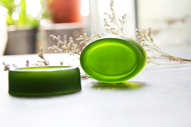 手工肥皂，有机绿色肥皂特写照片上的木制背景。图片下载