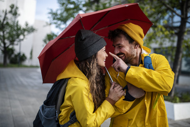 下雨天在城里散步图片下载