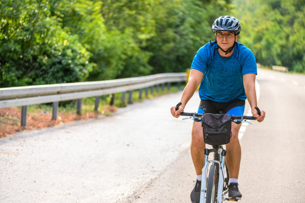 男子骑自行车库存照片的特写图片下载