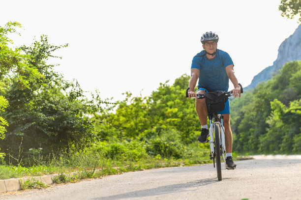 男子骑自行车库存照片的特写图片下载