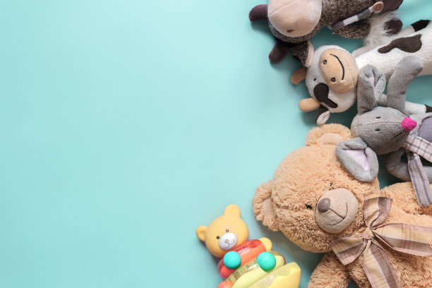 蓝绿色背景上的儿童玩具特写图片下载