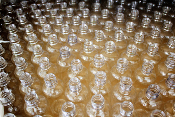 堆放在仓库的干净塑料瓶图片下载