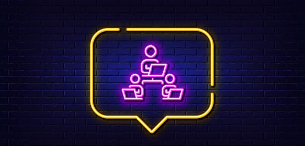 团队一行图标。远程办公的迹象。霓虹灯语音泡泡。向量图片下载