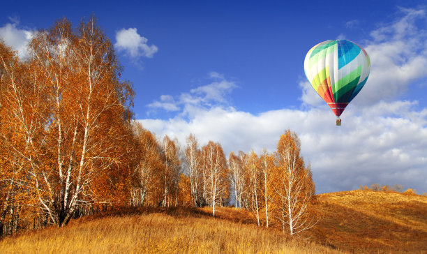 秋天，气球开始在森林、山丘上飞翔图片下载