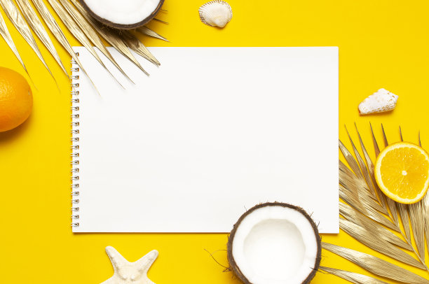 平坦的夏天背景。打开笔记本，干净的白色页在一个螺旋，金色的热带树叶，椰子，橙色，贝壳海星在黄色背景上俯瞰。夏季海滩设计模板图片下载