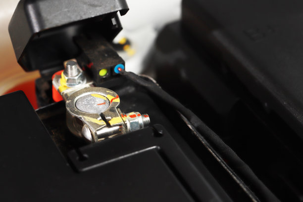 开车前检查汽车蓄电池。图片下载