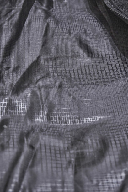 有纹理的衣服的黑色衬里。聚酯,折叠。软选择性选择性聚焦。衣服的细节图片下载