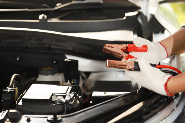 开车前检查汽车蓄电池。图片下载