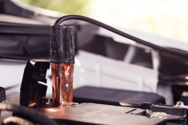 开车前检查汽车蓄电池。图片下载